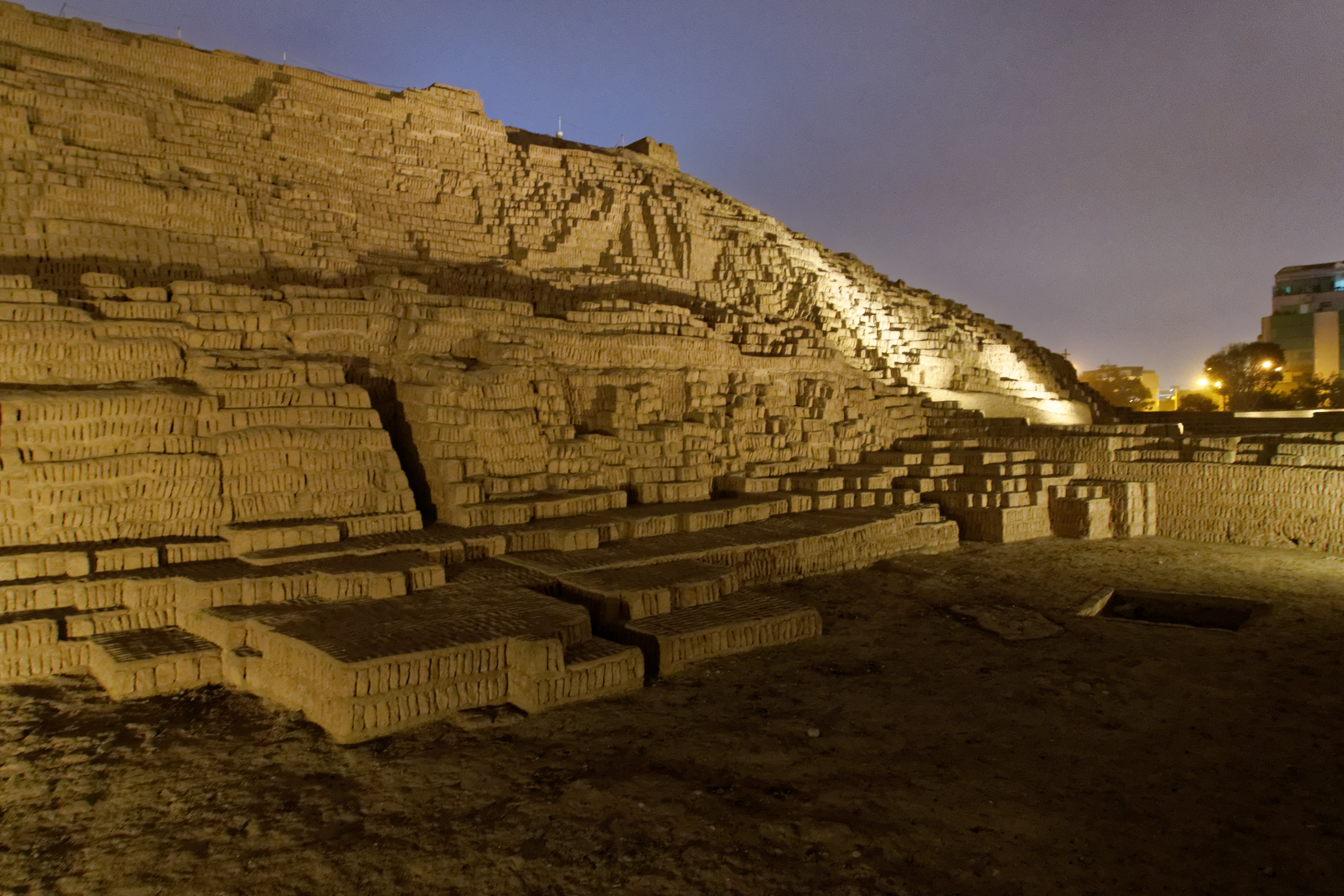 Уака Пукльяна в Лиме. Huaca Pucllana. Пирамиды Уака-Пукльяна,. Пирамида Джосера архитектора Имхотепа..