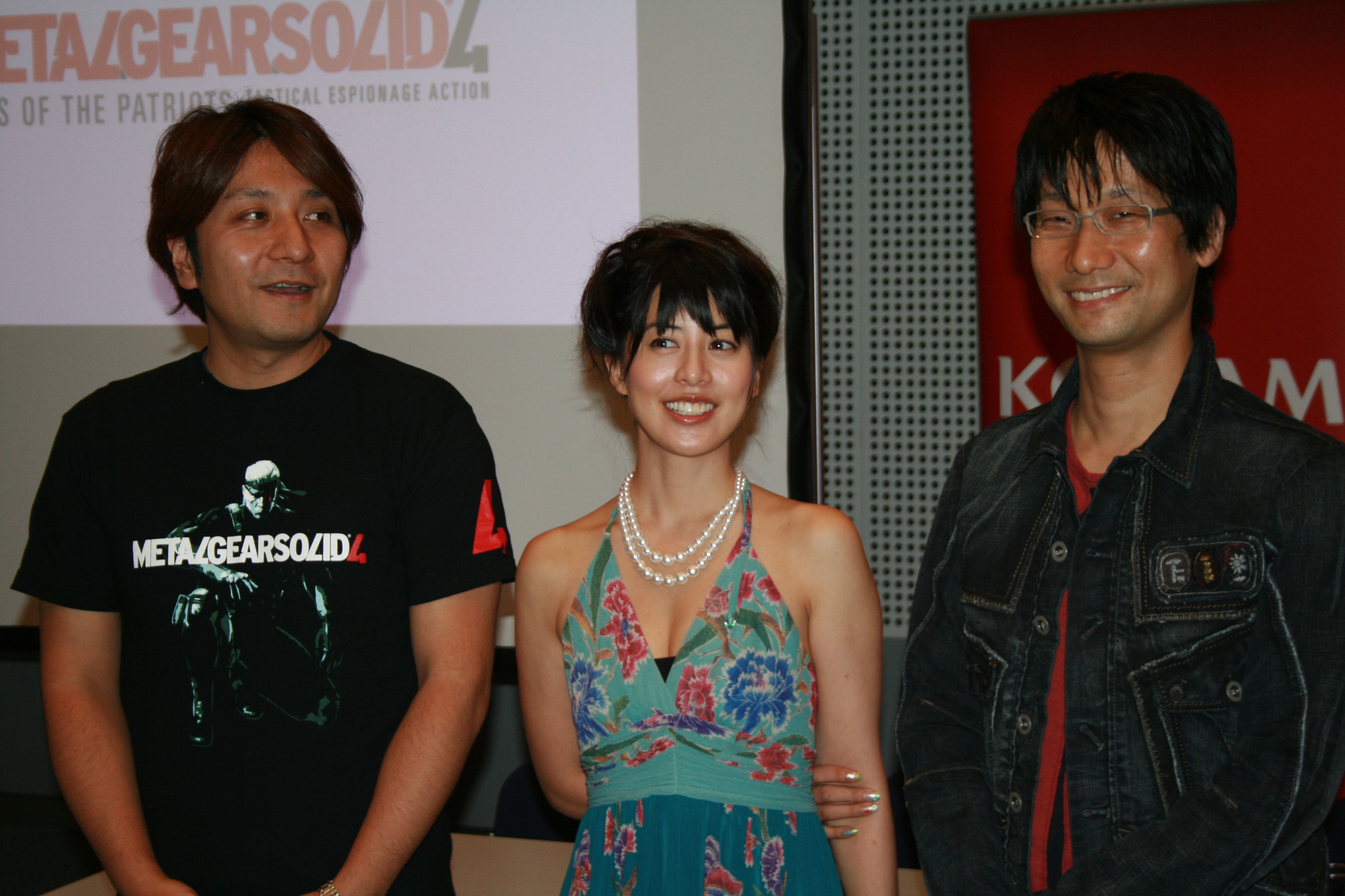 File:Hideo Kojima, Yumi Kikuchi and their fans.jpg - Wikimedia Commons