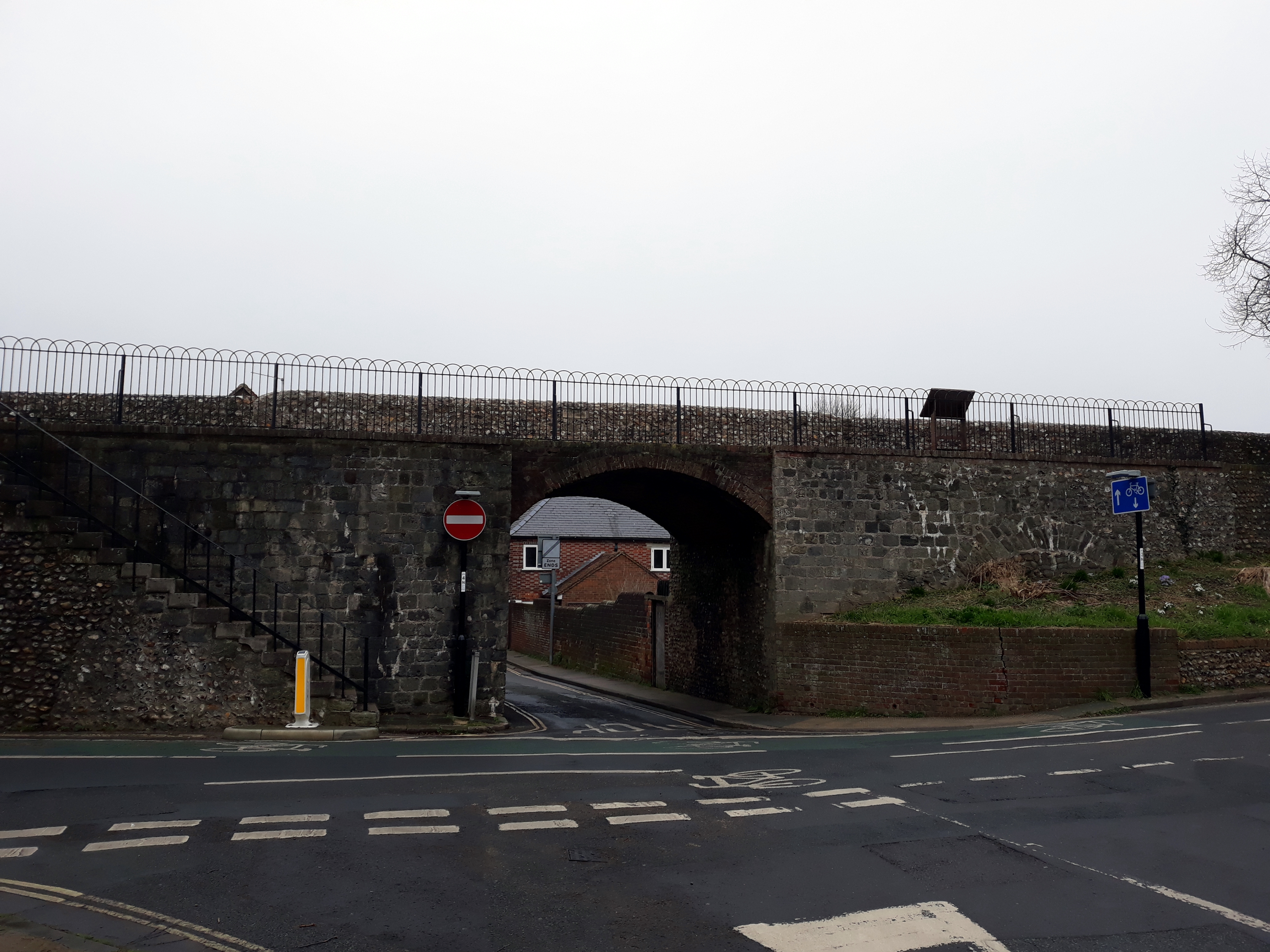 North wall. Тоннели Люксембурга. Road at Railbridge берег.