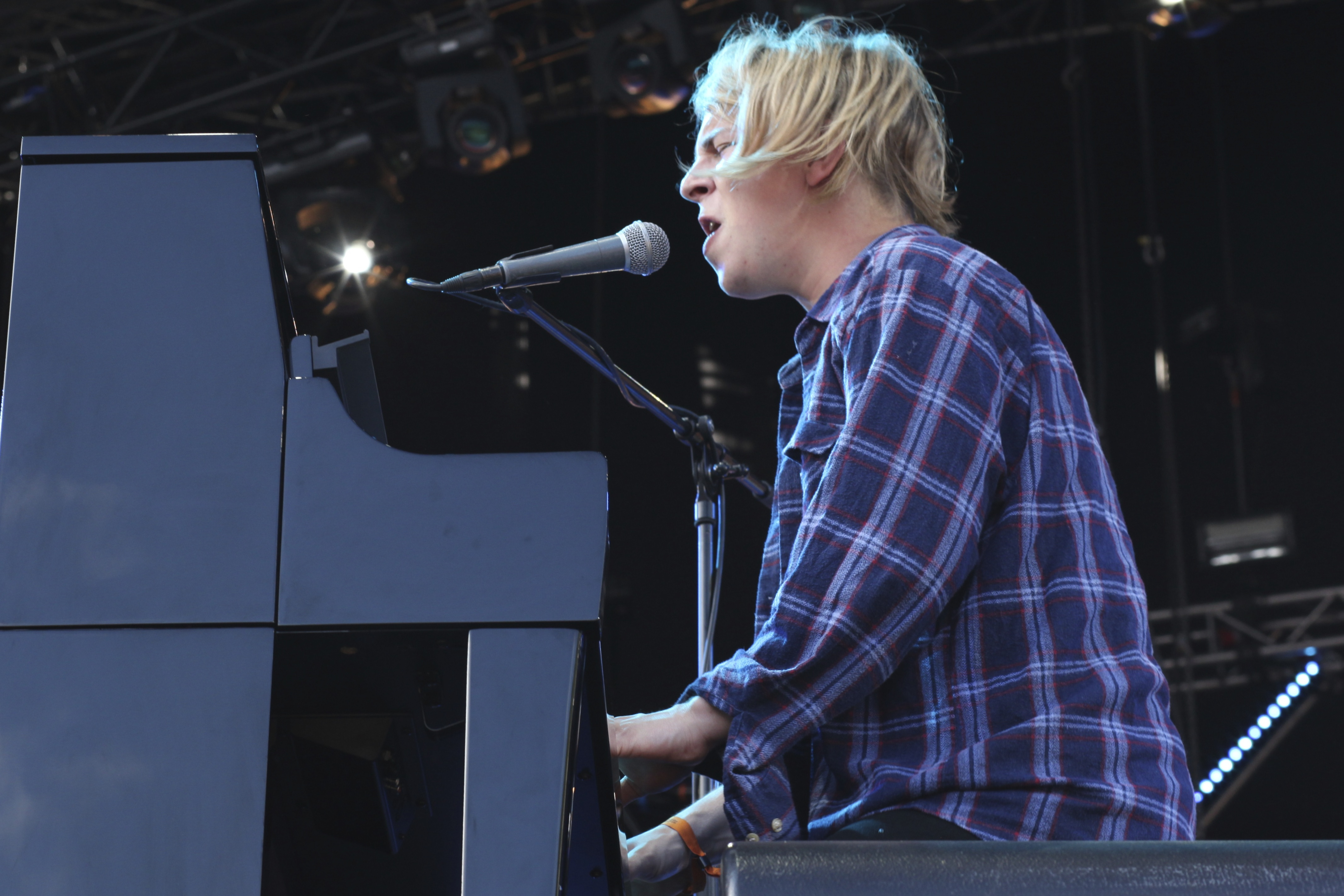 Том 2013. Tom Odell 2021. Tom Odell 2013. Tom Odell Ваня Дмитриенко. Том Оделл на концерте.