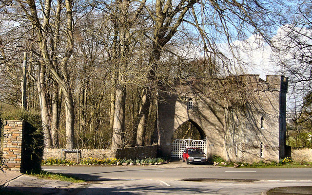 File:Priory Gatehouse - geograph.org.uk - 354253.jpg