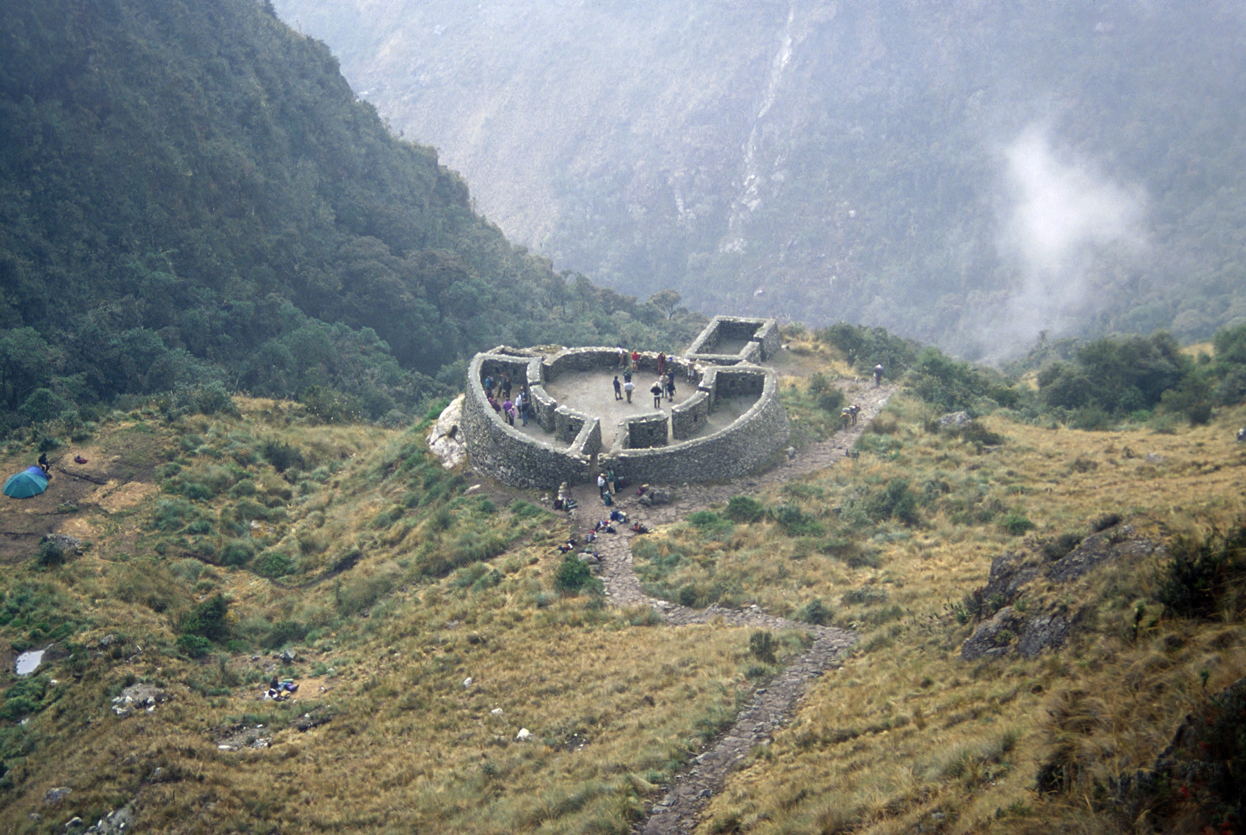 File:Ruins Of Rest-hut, Inca Trail.jpg - Wikimedia Commons