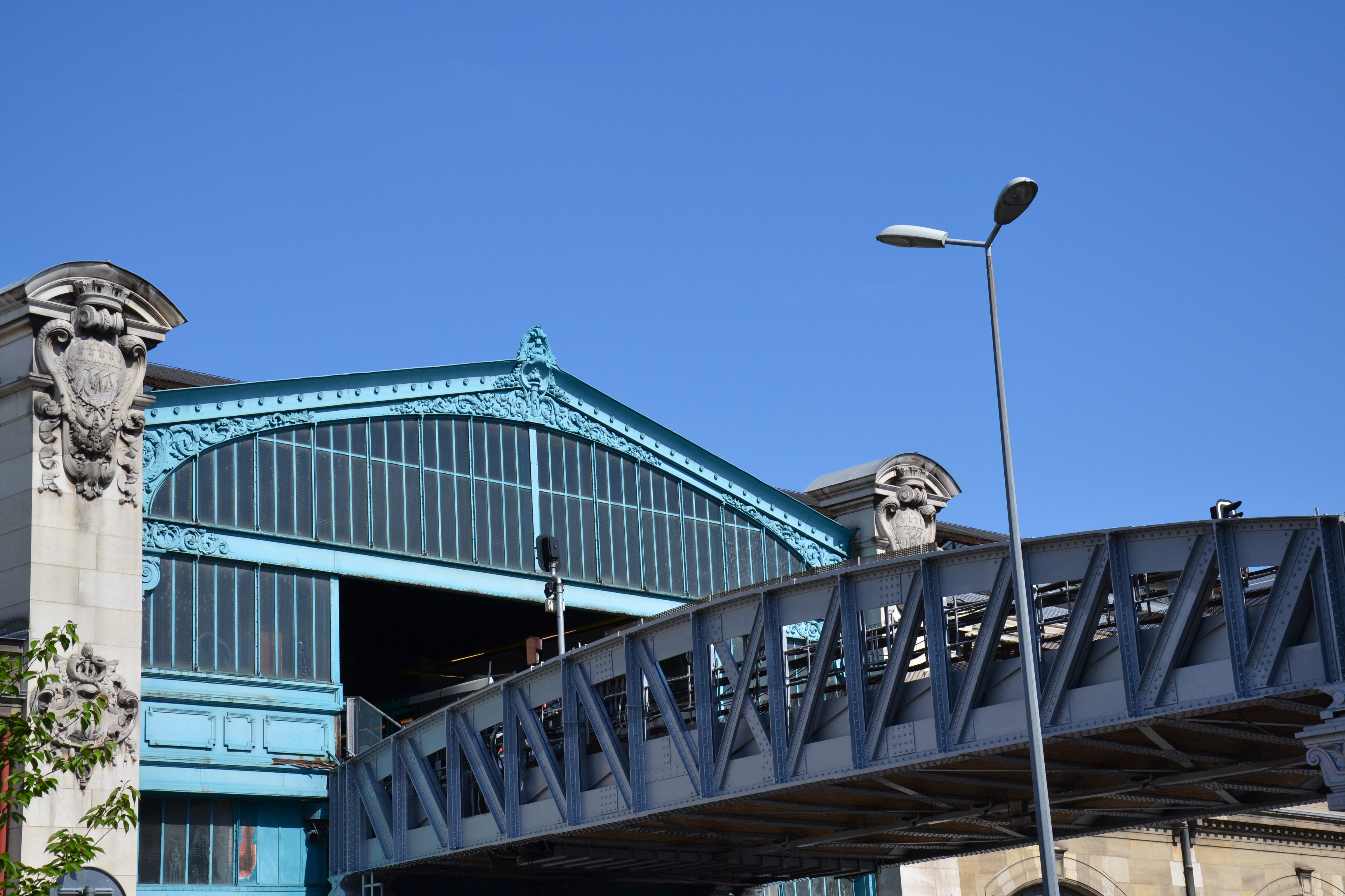 File:Détail ancien panneau publicitaire station Gare d'Austerlitz ligne 5  mars 2023 02.jpg - Wikimedia Commons