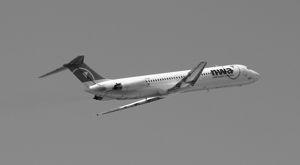 The DC-9 in b&w (561546829).jpg