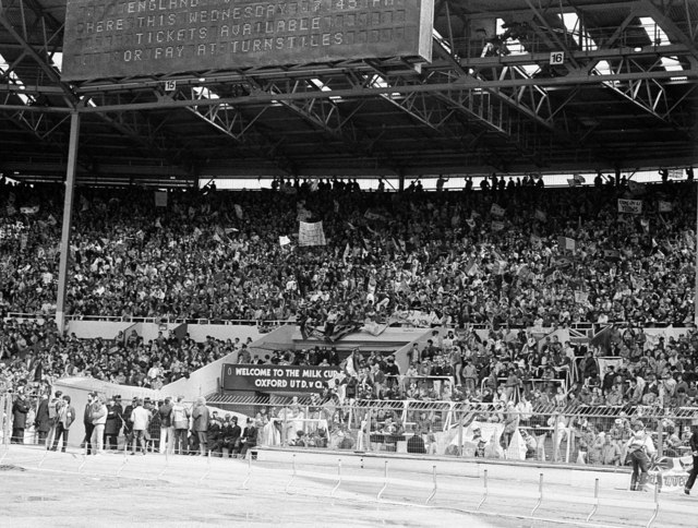 Стадион уэмбли 1986. Старые трибуны. Старые трибуны деревянные. Национальный стадион на Уэмбли 1923 год финал белой лошади. Кубок Speedway 1967 Уэмбли Англия.