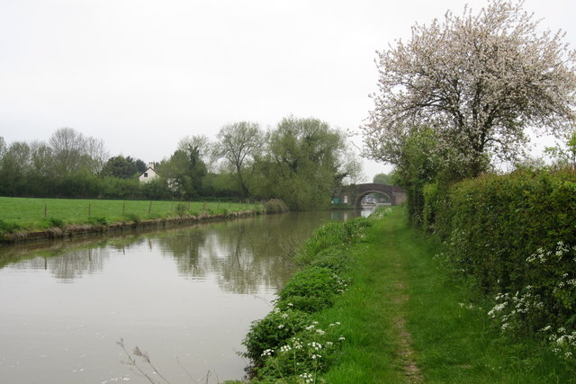 File:Towpath and bridge 60 on the Grand Union - geograph.org.uk - 2953370.jpg
