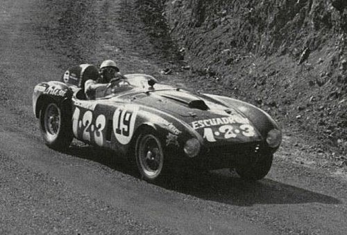 File:Umberto Magioli el campeón de 1954, con su Ferrari del Escuadrón 123.jpg