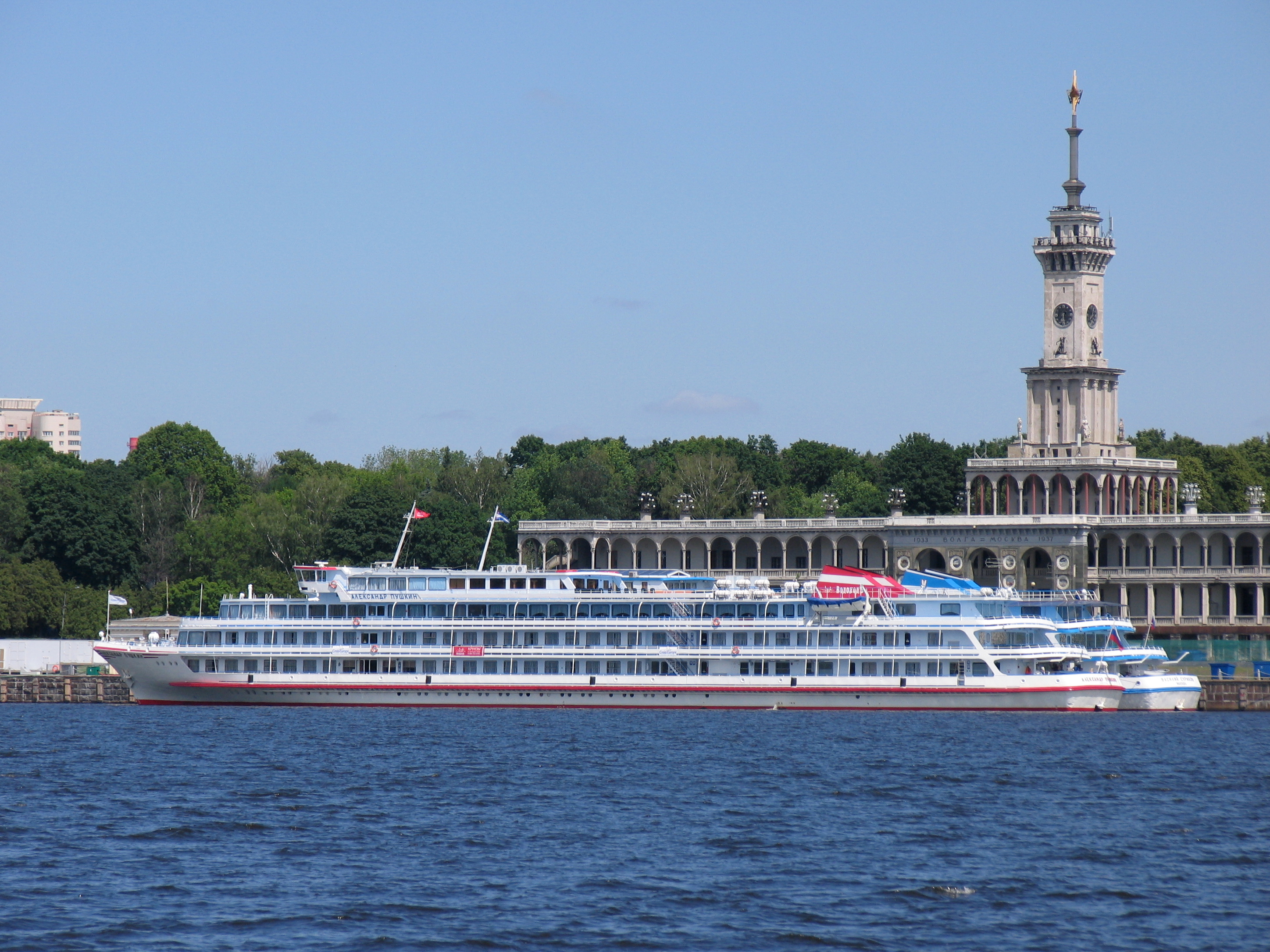 Символы москвы северный речной вокзал. Северный Речной вокзал Москва крейсер. Северный Речной вокзал пляж. Электрокар Конкордия Северный Речной вокзал.