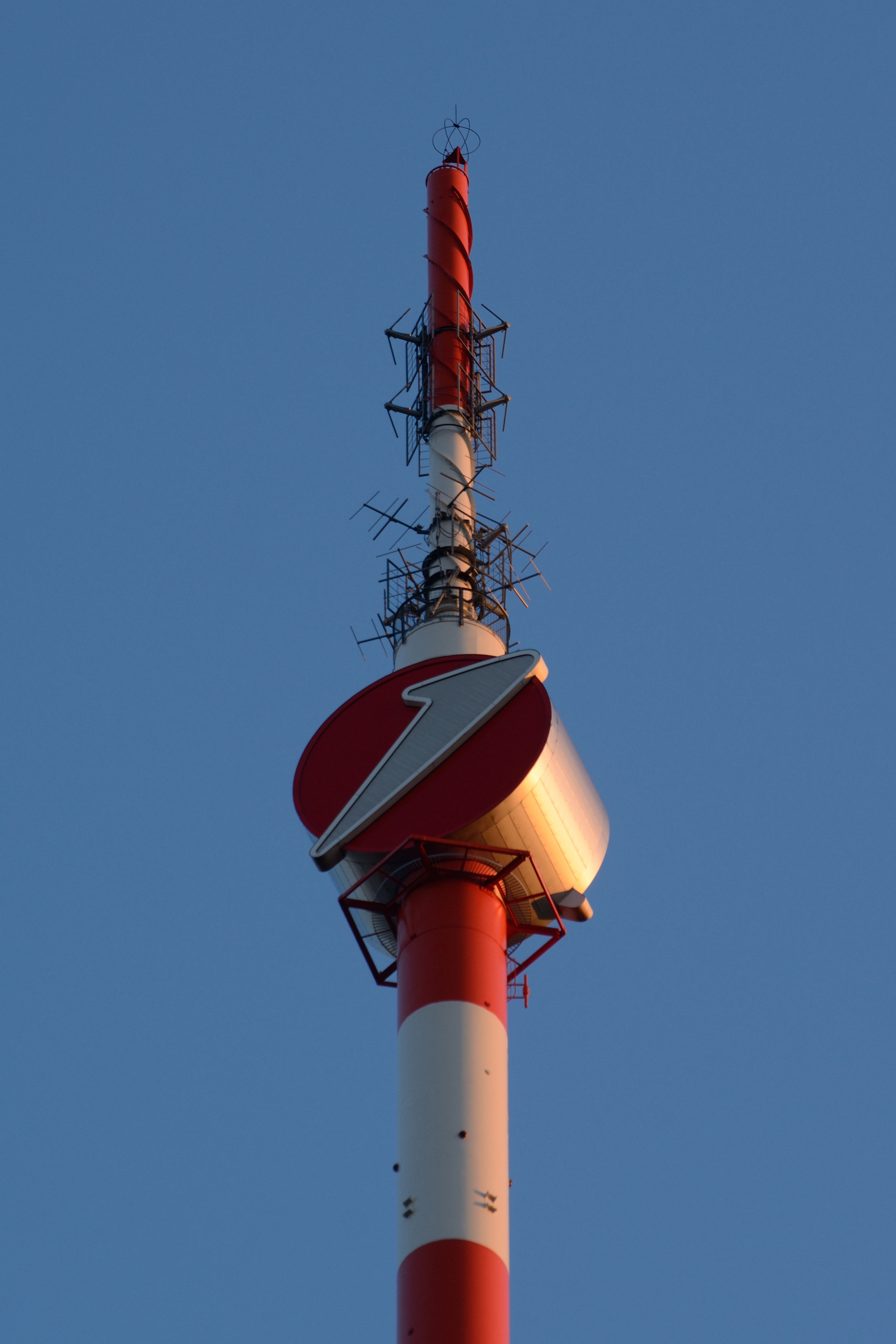 File:Antennen am Donauturm DSC 4424w.jpg - Wikimedia Commons