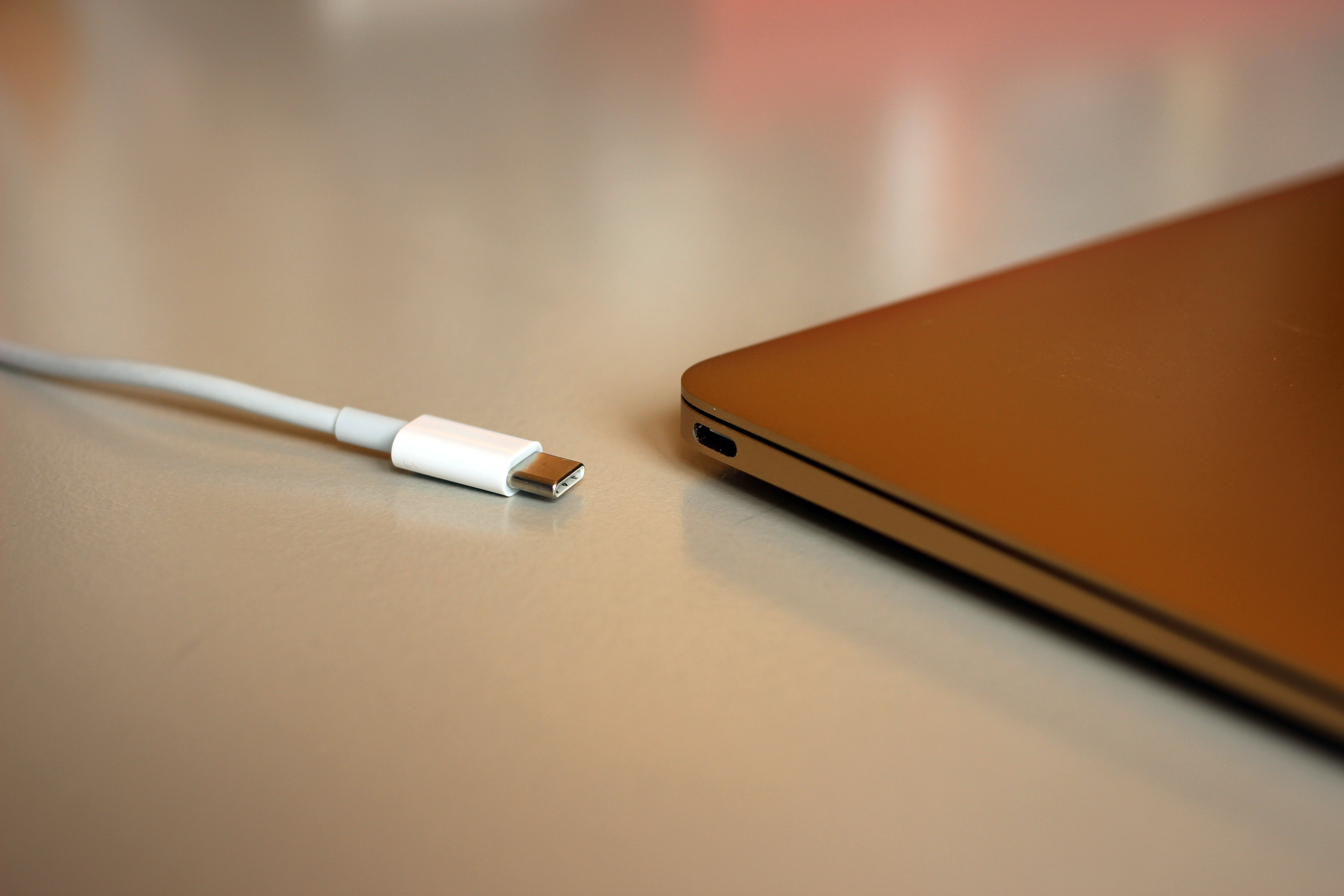 Можно ли ноутбук заряжать через type c. Макбук кабель тайп. Кабель на макбук Thunderbolt USB-C. Apple Type c. Макбук USB разъем.
