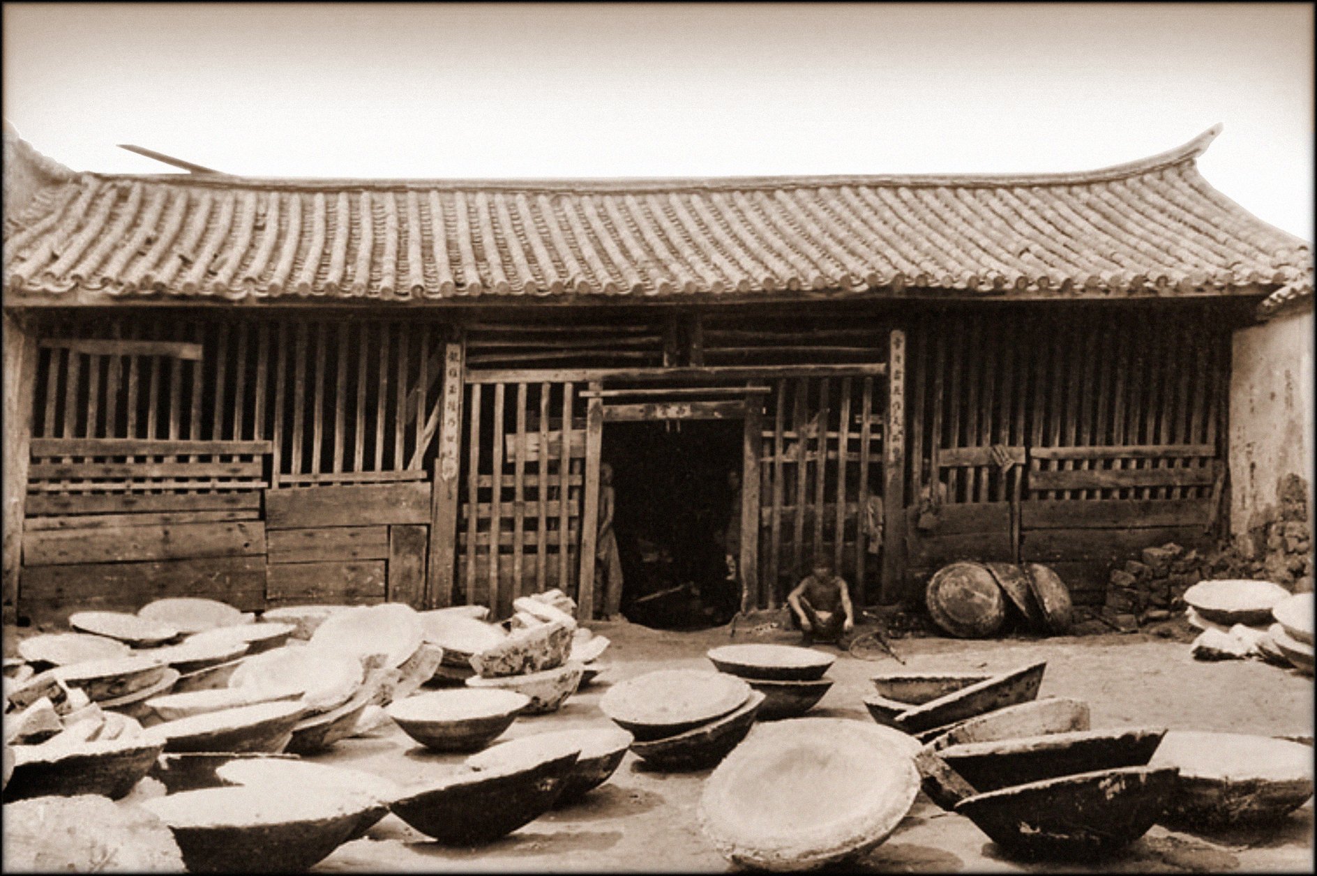 Старинные китайские. Пекин фанза 19 век. Китай 19го века. Китай 19 век фанза. Деревня в Китае 19 век.