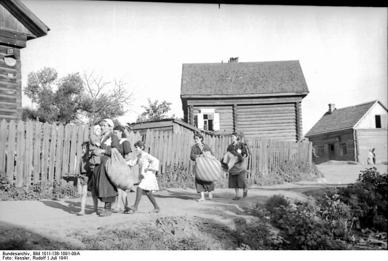 File:Bundesarchiv Bild 101I-138-1091-09A, Russland, Mogilew, Juden auf Dorfstraße.jpg