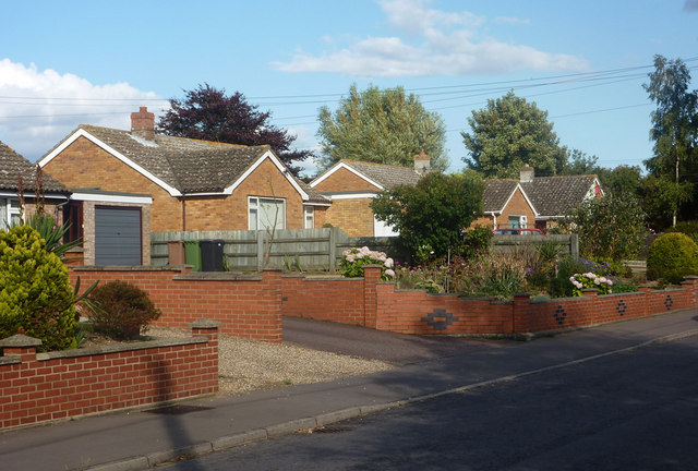 File:Bungalows in Bressingham - geograph.org.uk - 1462571.jpg