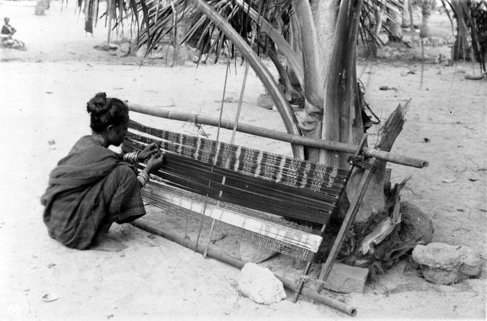 File:COLLECTIE TROPENMUSEUM Sika-vrouw aan het ikatten Oost-Flores TMnr 10014281.jpg