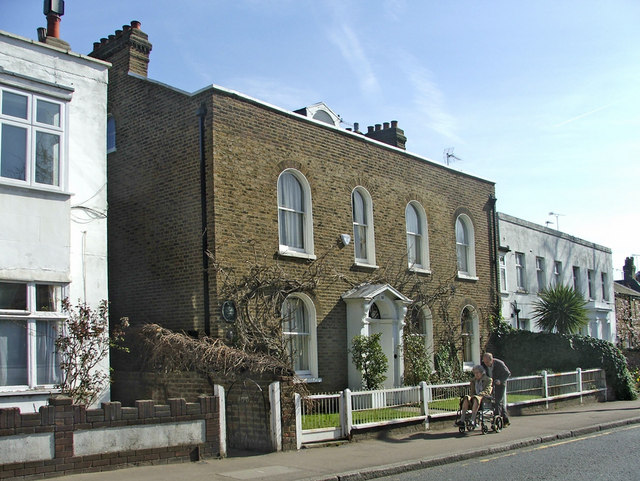 File:Chase Side, Enfield - geograph.org.uk - 368809.jpg