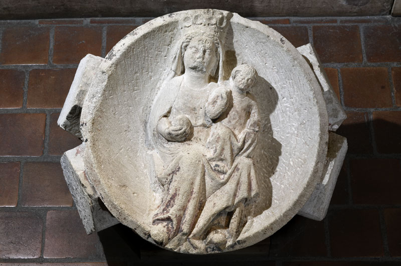 File:Clef de voûte ornée de la Vierge à l'enfant (RA 550 F).jpg