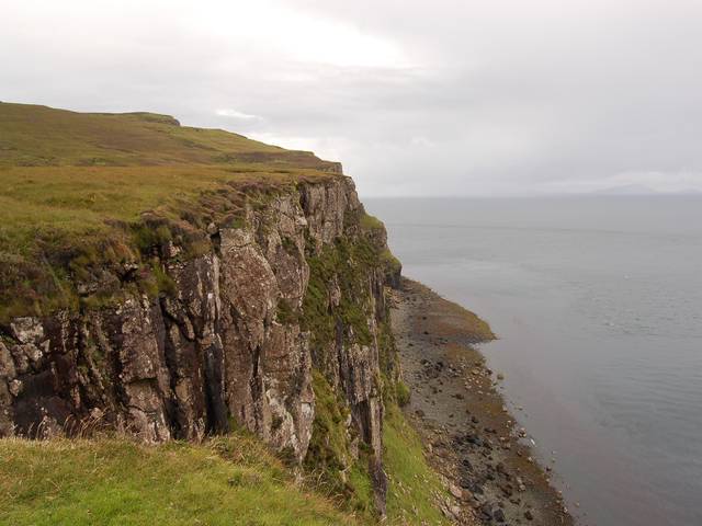 https://upload.wikimedia.org/wikipedia/commons/1/18/Cliffs_at_Loch_Pooltiel_-_geograph.org.uk_-_225223.jpg