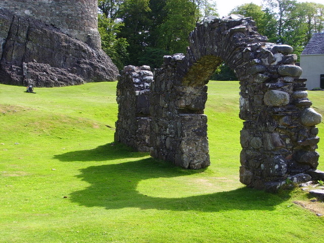 File:Dunstaffnage Castle. - geograph.org.uk - 1350360.jpg