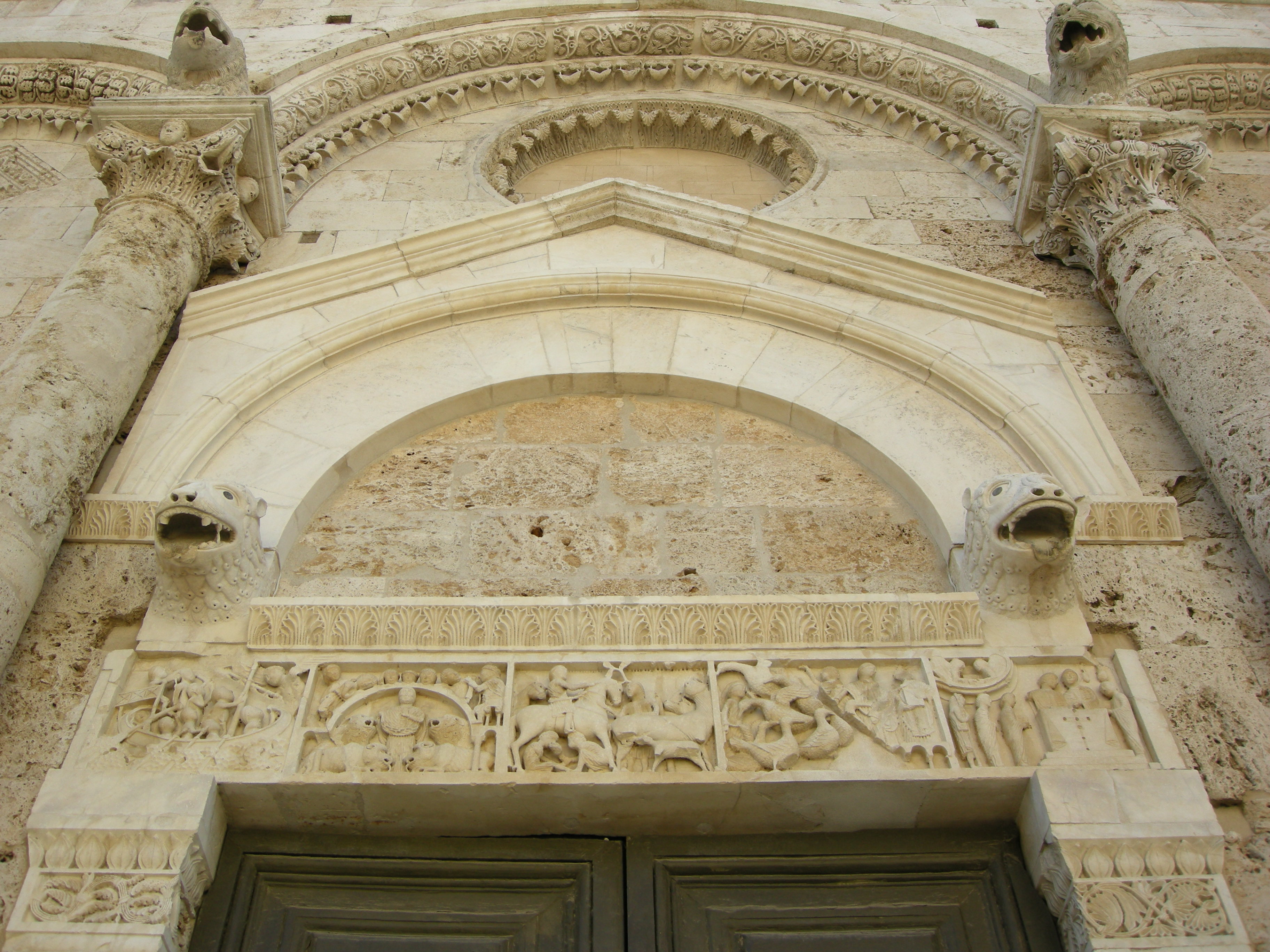 Duomo di Massa Marittima, esterno, portale
