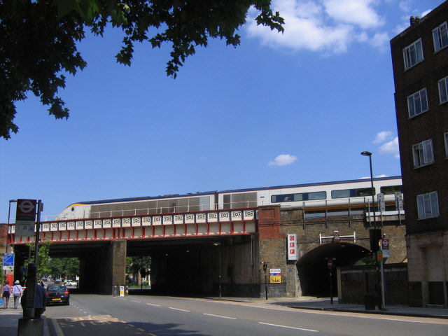 File:Eurostar crossing Lambeth Road - geograph.org.uk - 453036.jpg