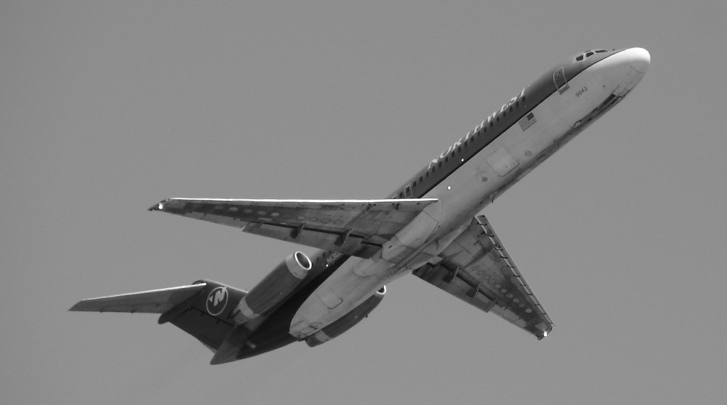 Greyscale departure of the DC-9 (354052130).jpg