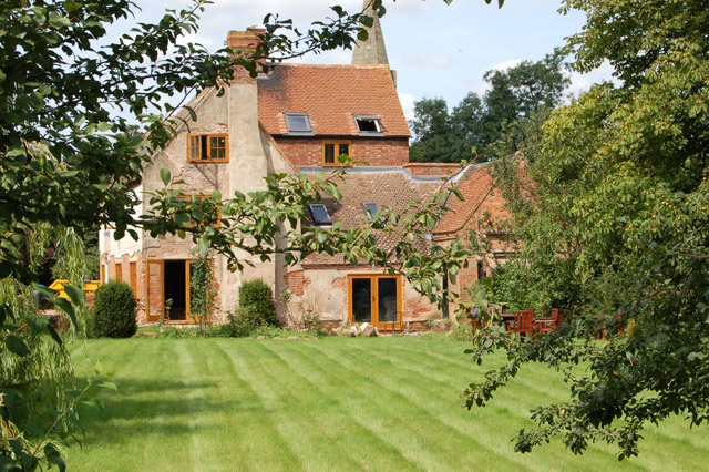 File:Home Farm converted farmhouse and outbuildings - geograph.org.uk - 1483835.jpg