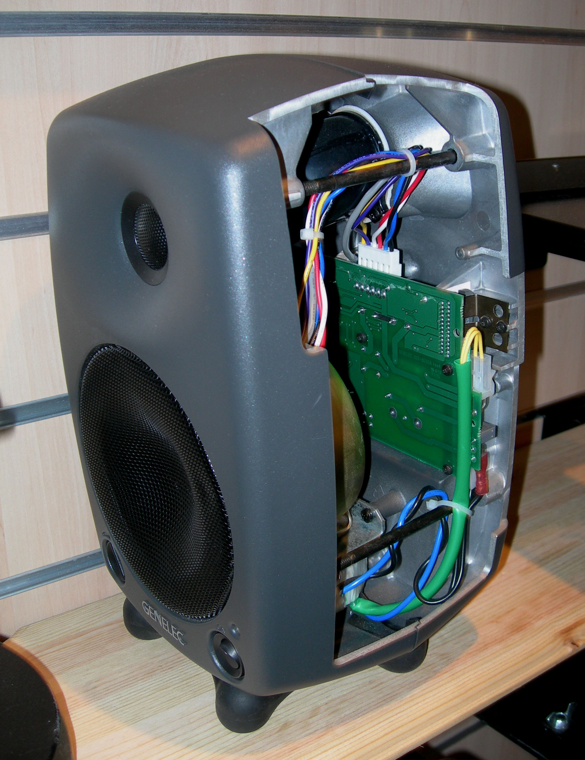 IBC_2008_Genelec_8020B_cut_01.jpg