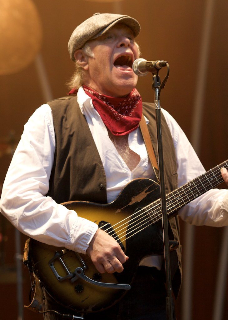 Kim Larsen at the {{ill|Nibe Festival|da}} in July 2009.