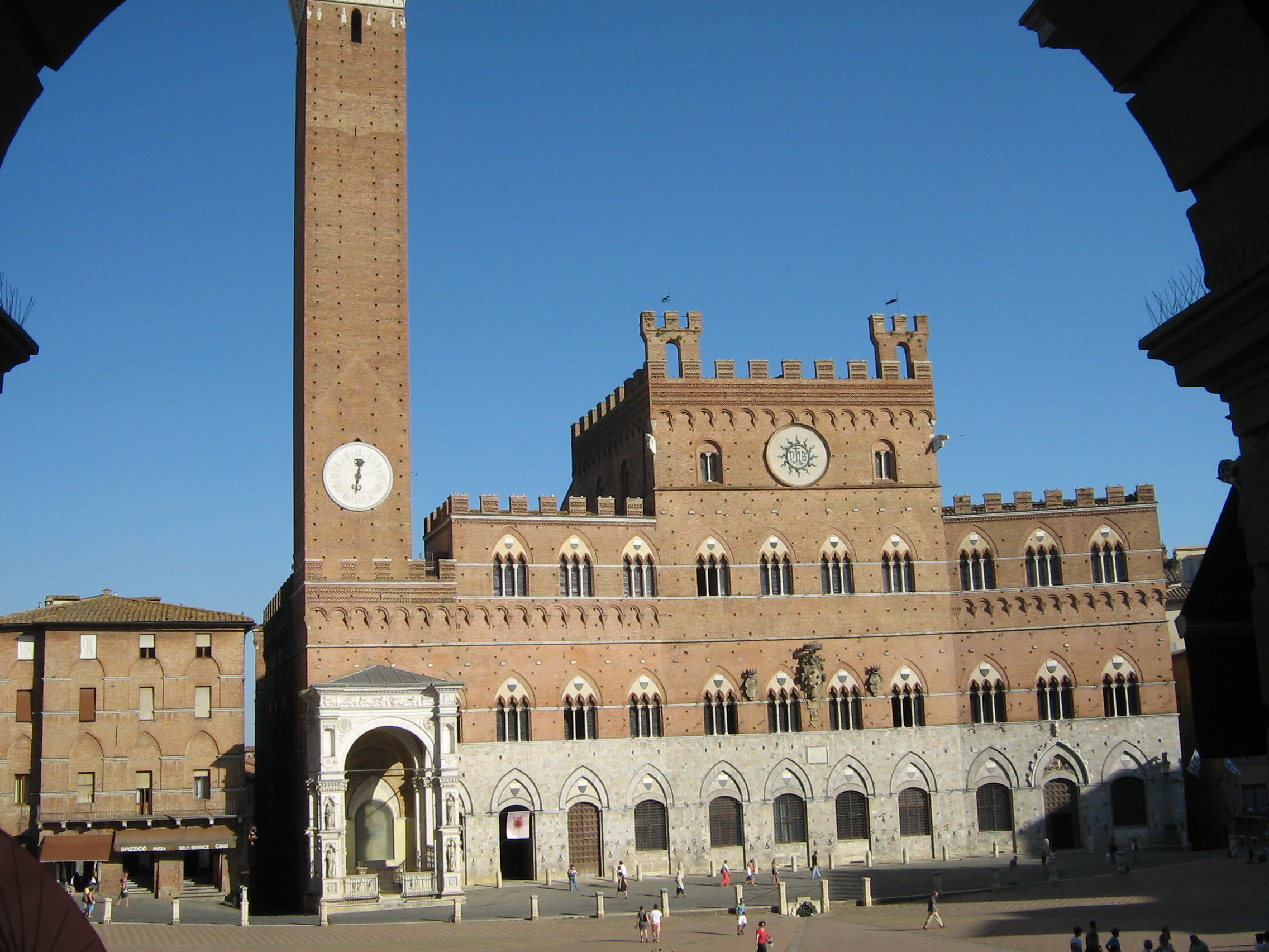 La piazza di Siena - panoramio.jpg