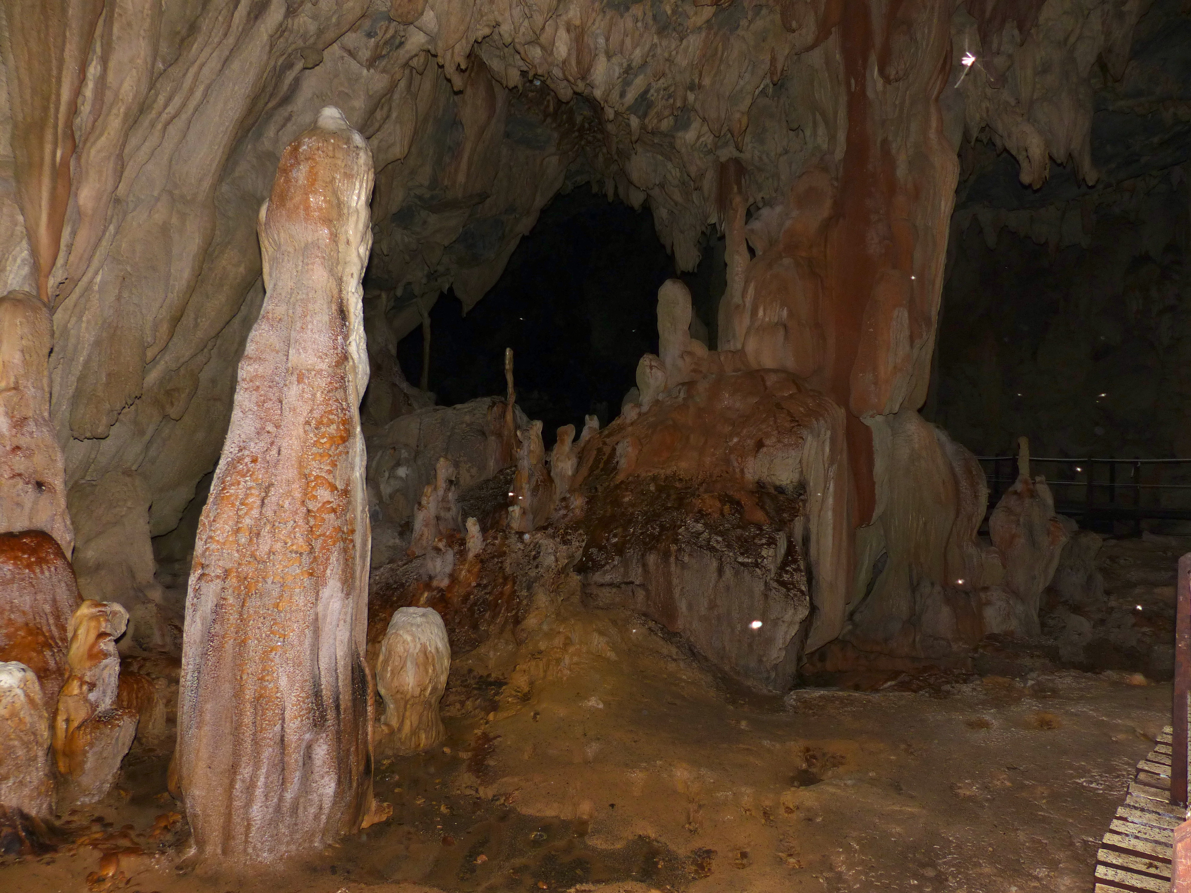 Lagang Cave Concretions (15406881178).jpg