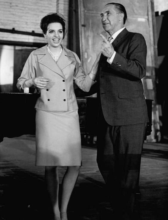 Avec Liza Minnelli, dans la série Mr. Broadway (en), épisode Nightingale for Sale (1964, photo promotionnelle)