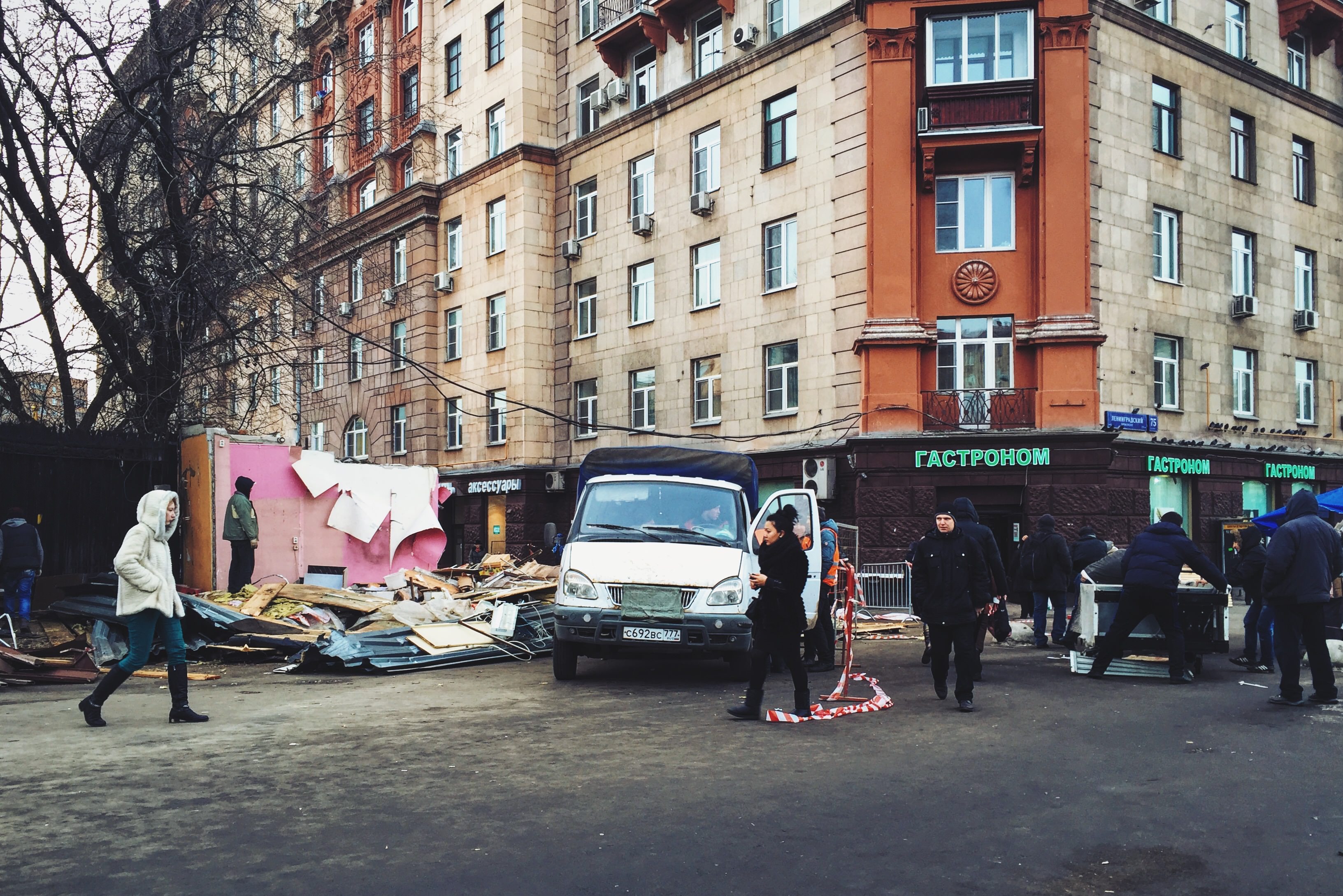 Файл:Moscow, demolition of trade pavilions around Sokol metro station  (2).jpg — Викимедиа