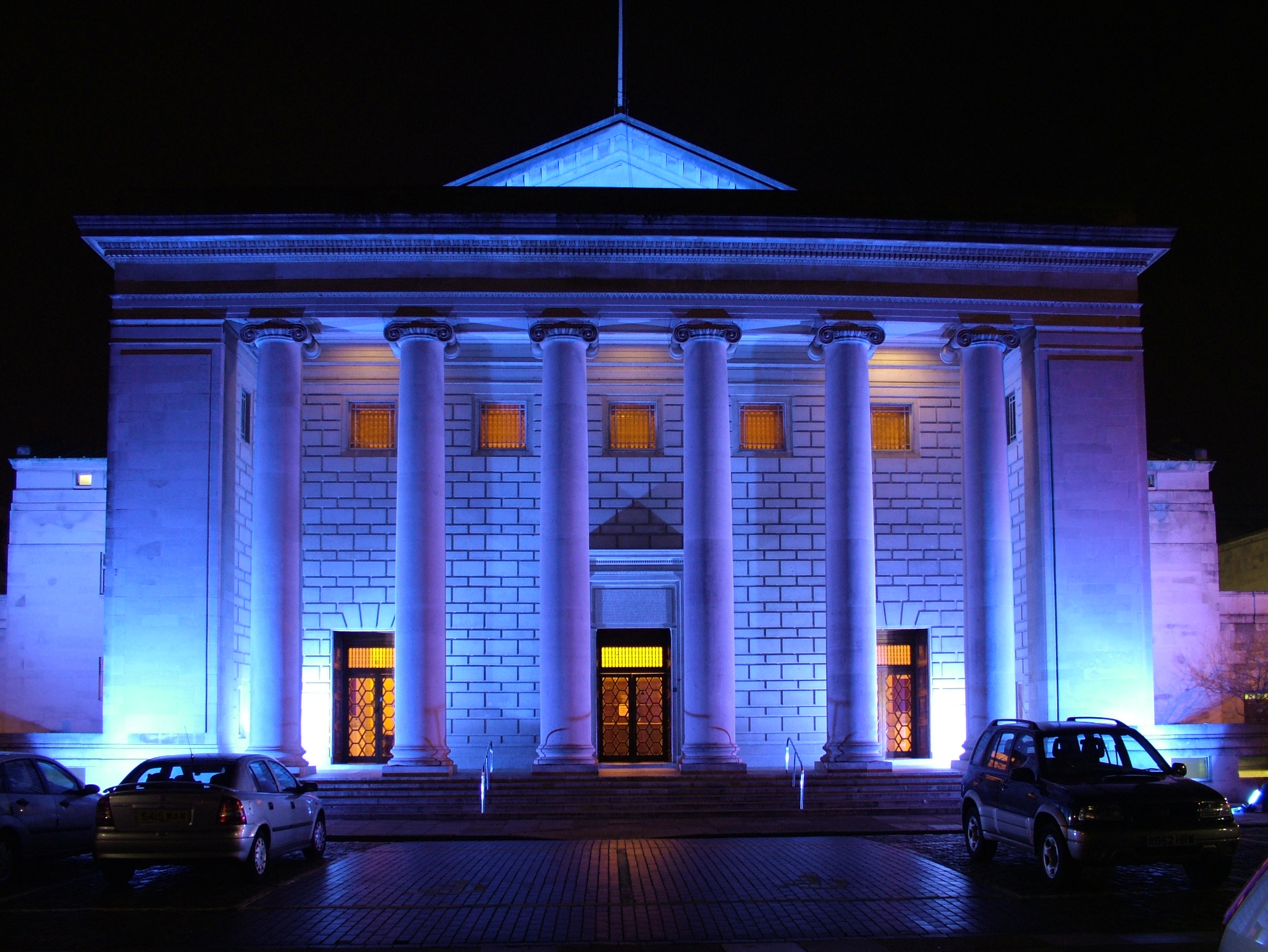 Rainbow - Página 14 Night_exterior_Southampton_guildhall