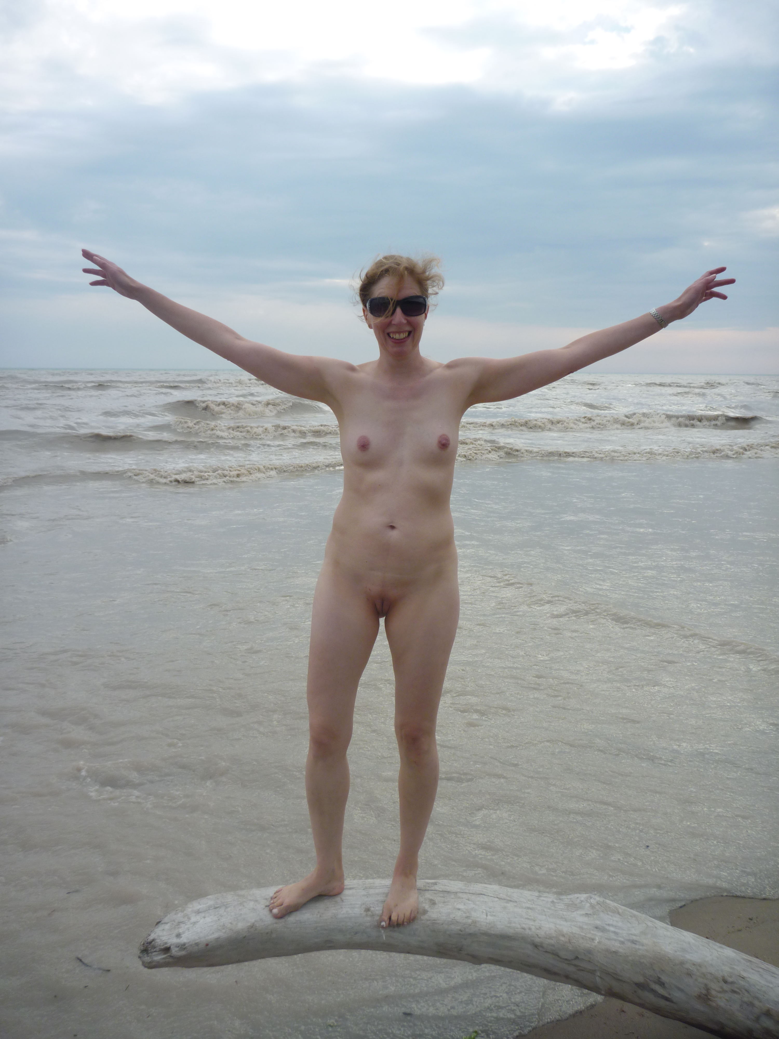 File:Nudist woman standing on log.jpg - Wikimedia Commons