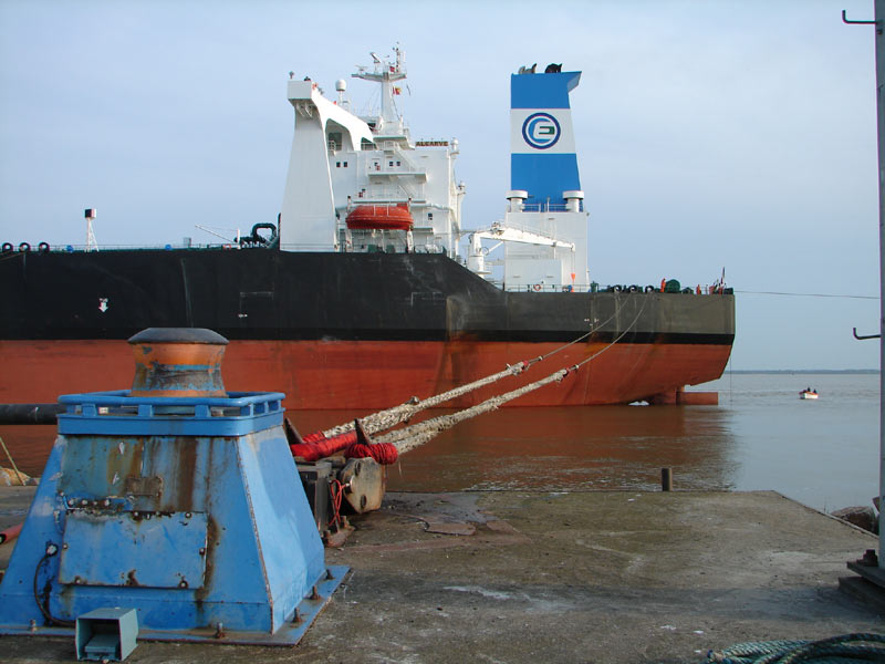 File:Oil tanker moored in Saint-Nazaire 2.jpg