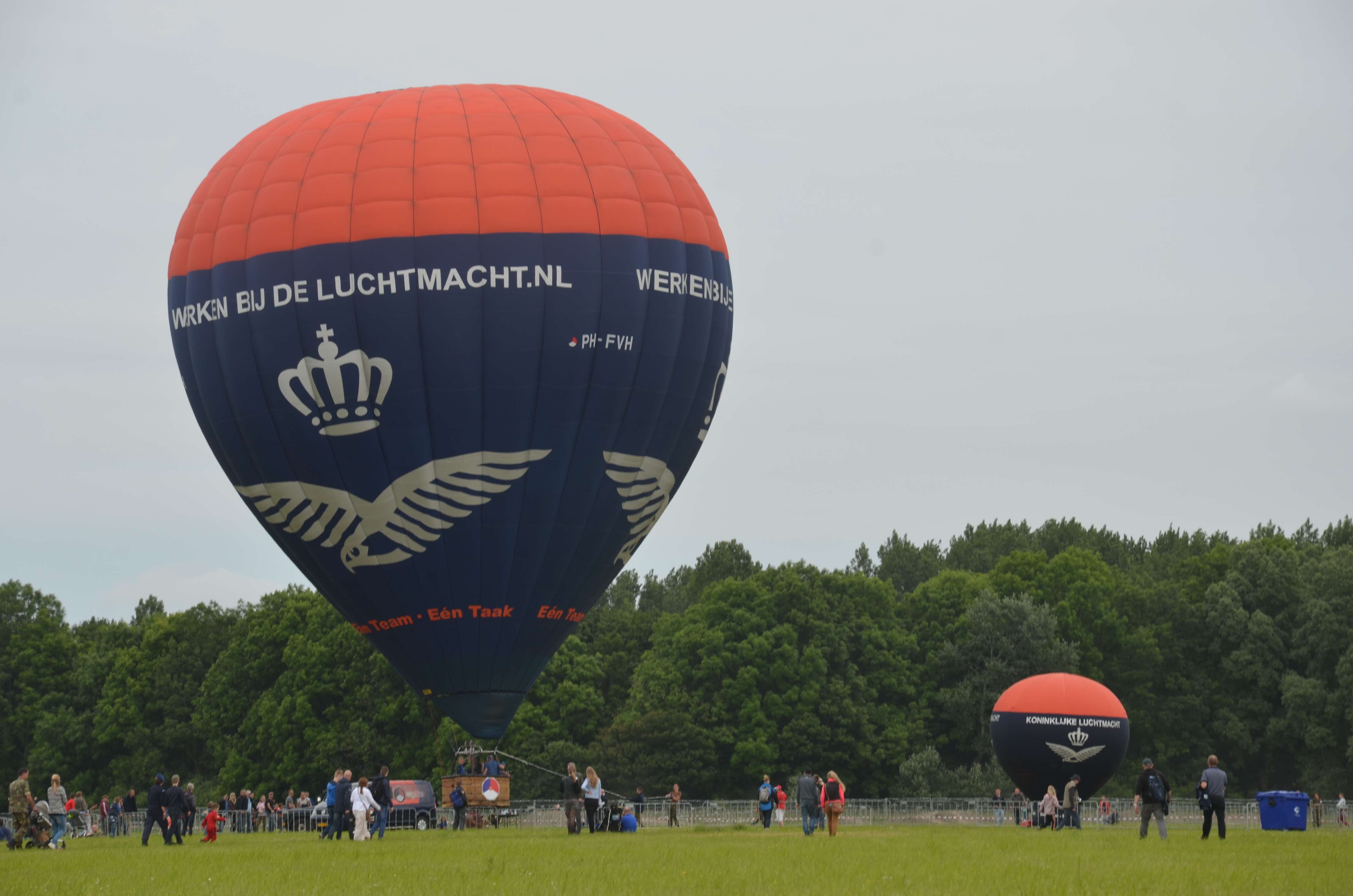 Ga trouwen kapsel Oefening File:PH-FVH hot air balloon Royal Dutch Airforce.jpg - Wikimedia Commons