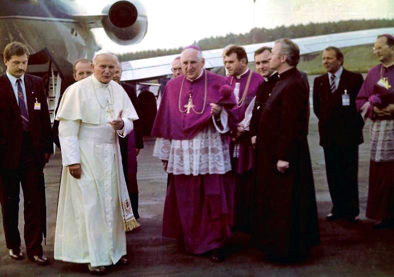 File:Pope John Paul II 11 06 1987 01.jpg