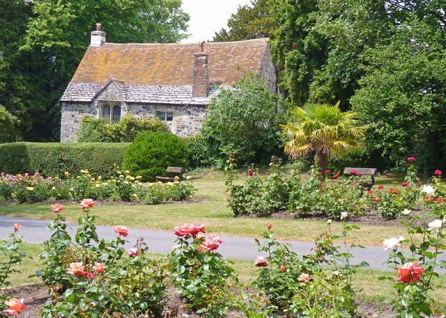 File:Priory Cottage Christchurch Dorset.jpg