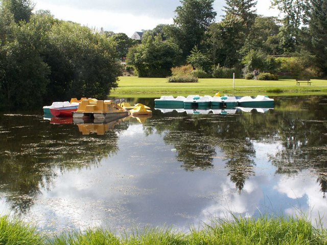 File:Reflecting - geograph.org.uk - 258289.jpg