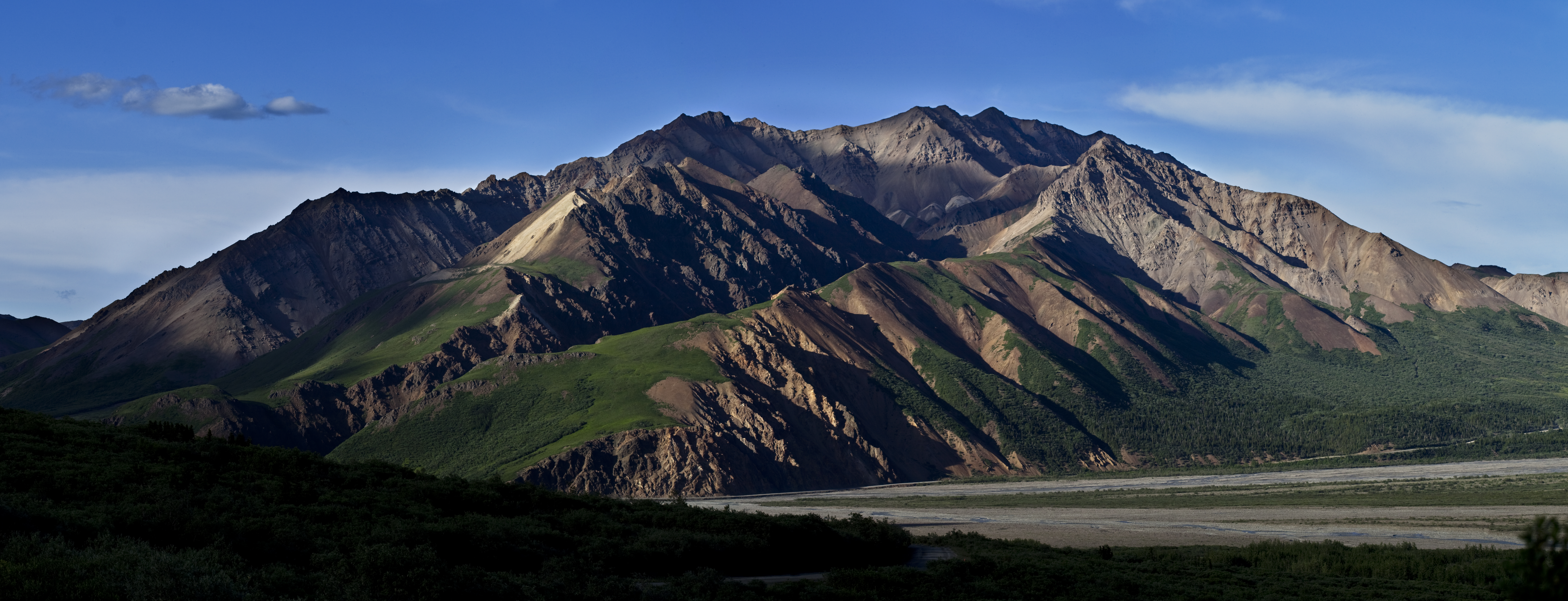 File:The Denali Park Road travels through the Outer Range and some of the  smaller mountains of the Alaska Range on its 92-mile course.  (808d4d32-8ba2-4747-98bd-c0e7ef55f2dc).jpg - Wikipedia