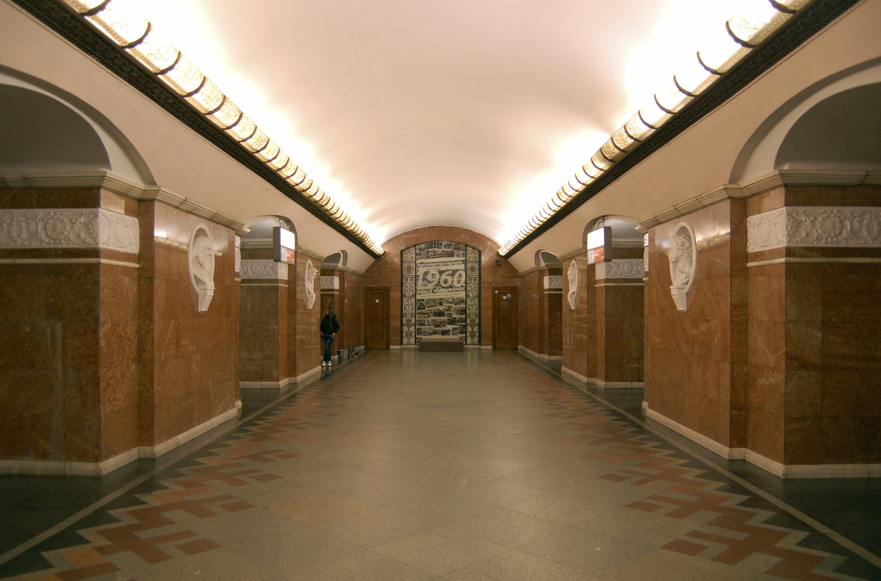 Файл:Universytet metro station Kiev 2010 01.jpg — Википедия