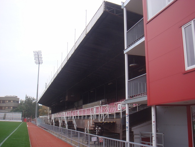 File:Viktoria Žižkov Stadium - jižní tribuna.jpg