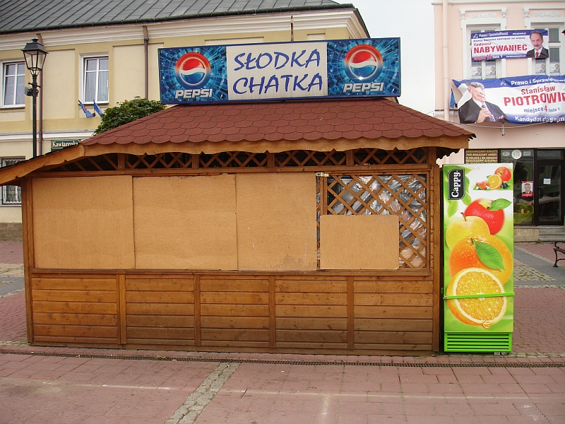 File:00055 Słodka Chatka, Rynek Sanok.jpg