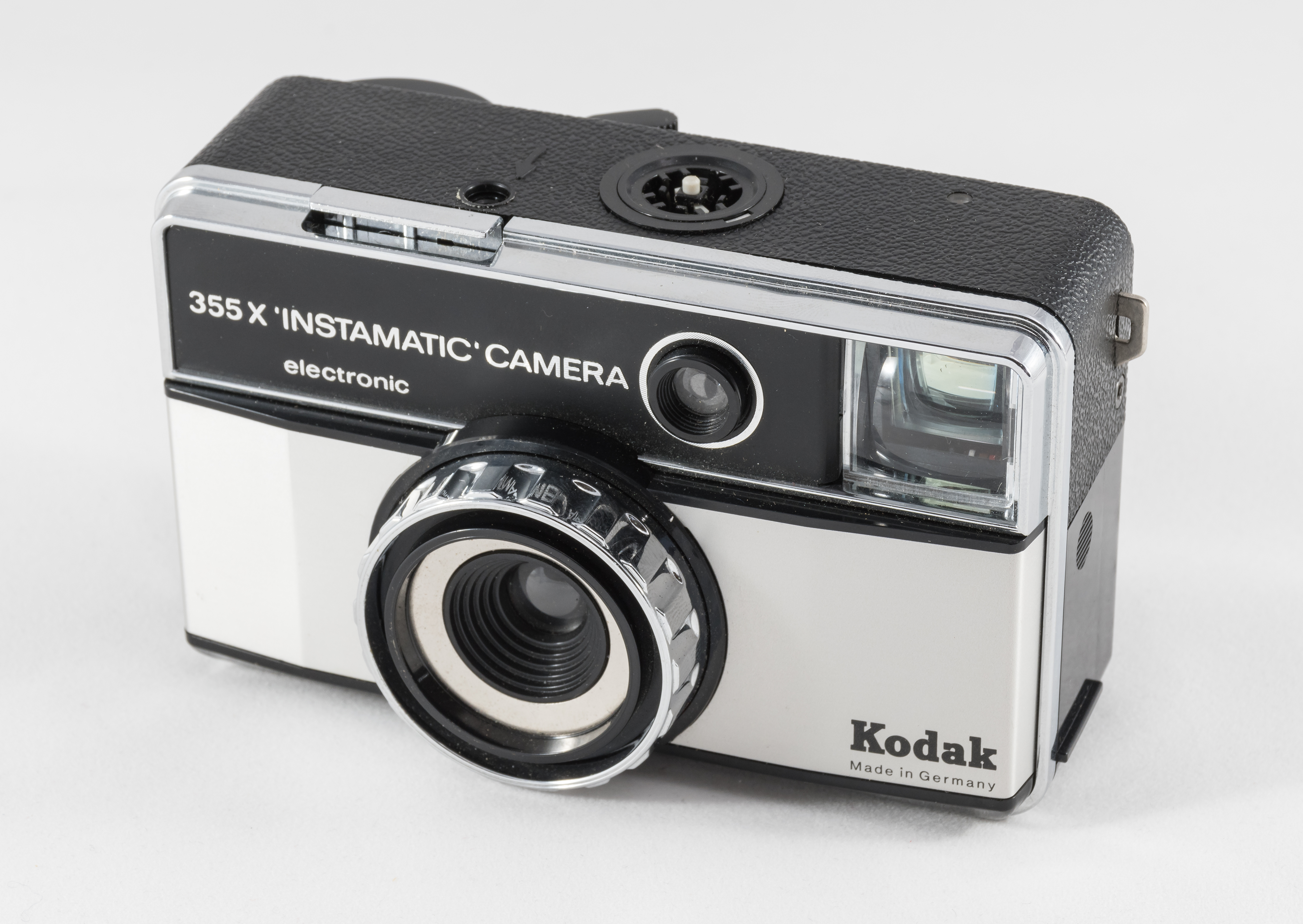 File:2016 Kodak 355 X Instamatic 1.jpg - Wikimedia Commons