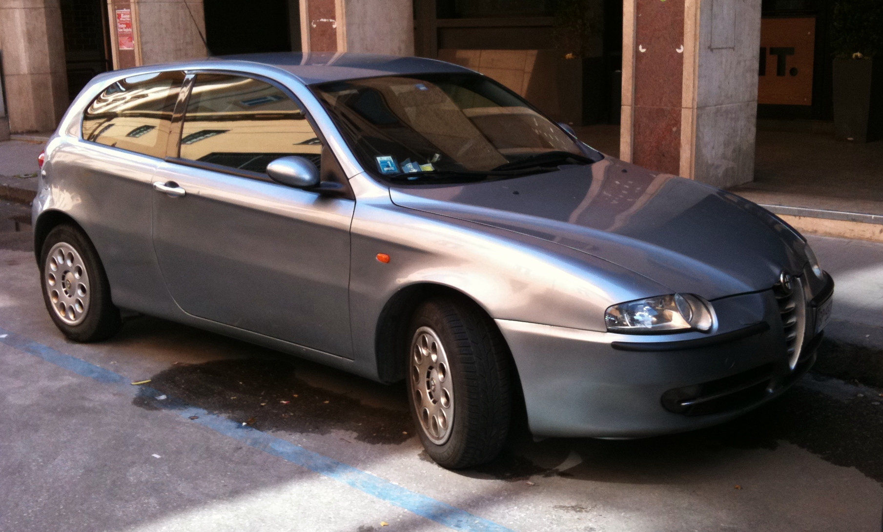 File:Alfa Romeo 147 front 20080721.jpg - Wikimedia Commons