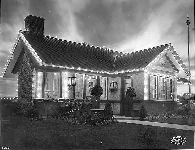 File:American Woman's League Building illuminated at night, Alaska Yukon Pacific Exposition, Seattle, 1909 (AYP 563).jpeg
