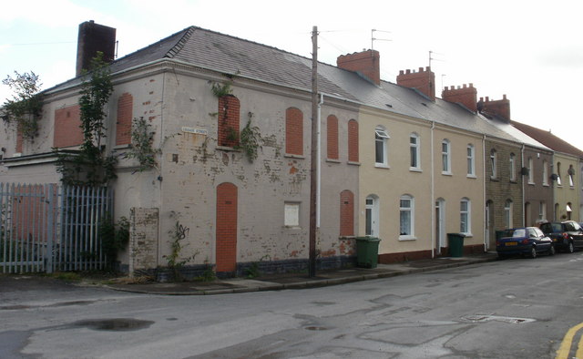 File:Aragon Street houses, Crindau, Newport - geograph.org.uk - 1602530.jpg