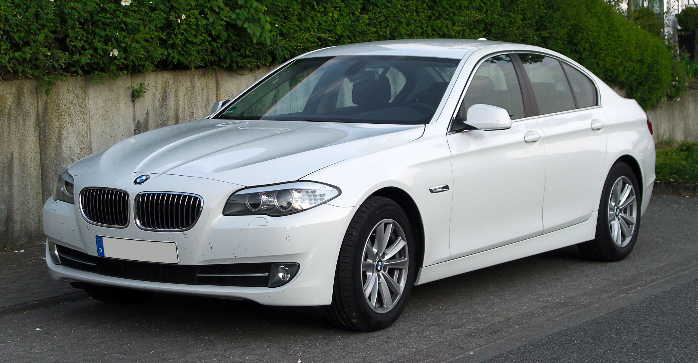 File:BMW 5er (F10) – Frontansicht, 4. Mai 2011, Mettmann.jpg - Wikimedia  Commons