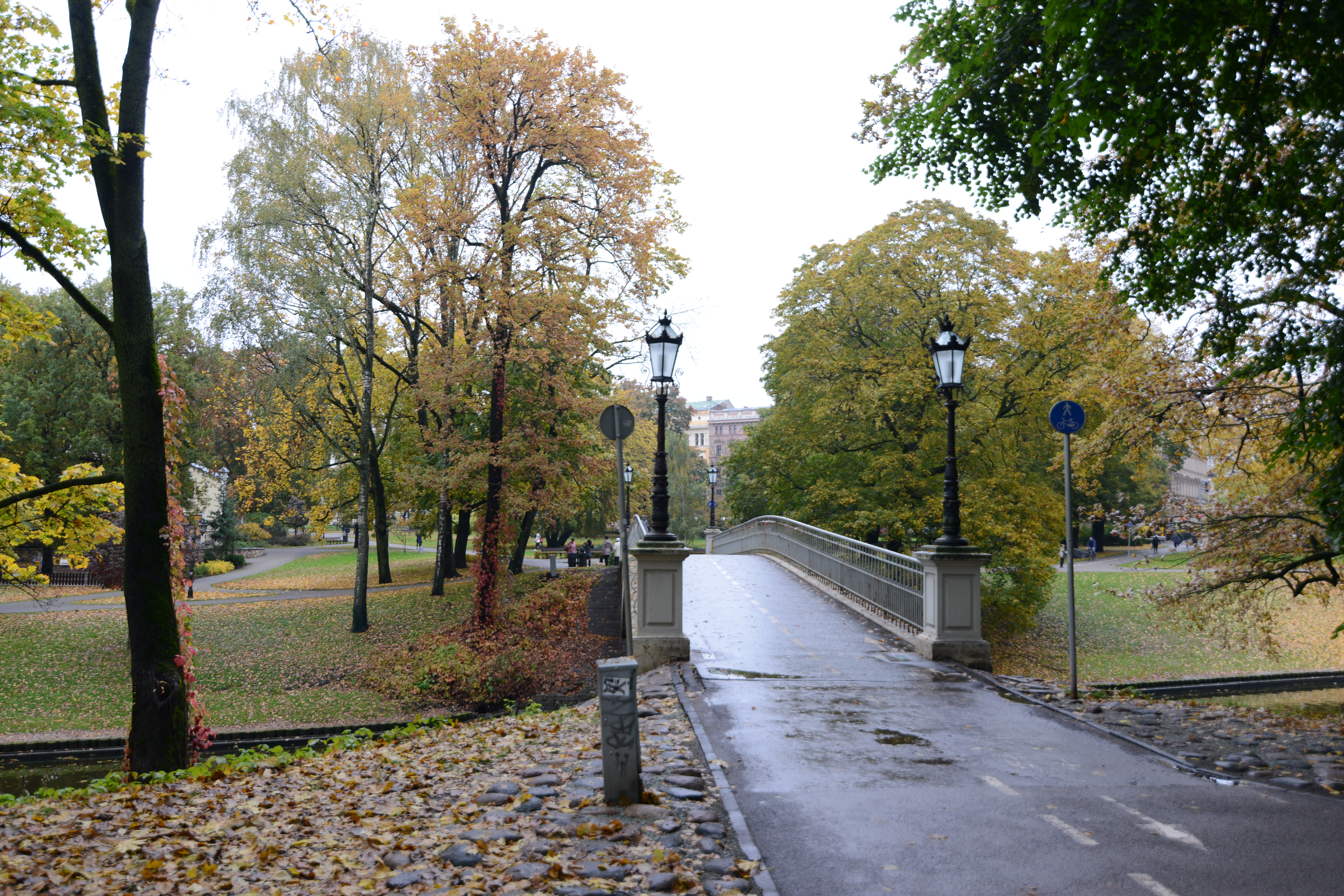 Рига хиллс. Парк Bastejkalna. Парк Бастион. Парк Монсури. Bastion Hill Riga.