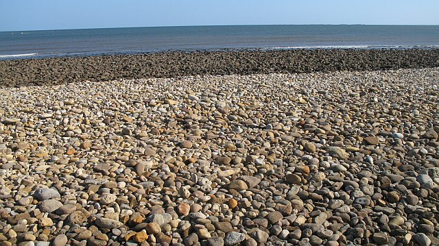 File:Beach, Castle Point - geograph.org.uk - 996723.jpg